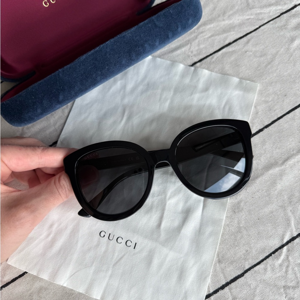 Gucci Elegant Black Sunglasses